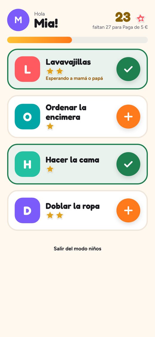 A la izquierda el modo oscuro; a la derecha el modo infantil con tarjetas grandes.