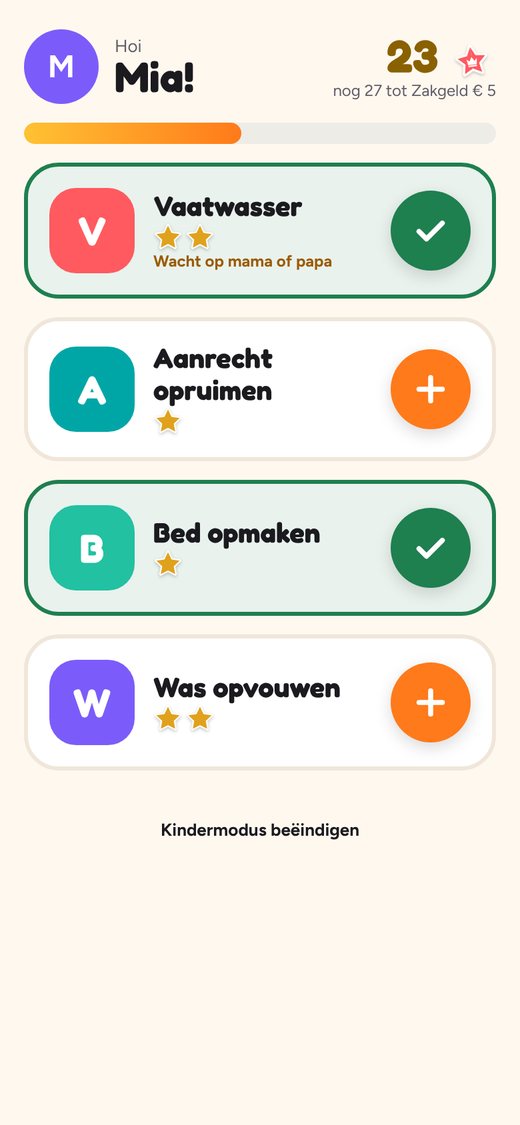 Links de donkere modus, rechts de kindermodus met grote kaarten.